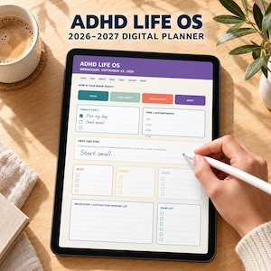 Può includere: Un tablet digitale che mostra l'interfaccia del pianificatore digitale ADHD LIFE OS 2026-2027. Lo schermo presenta un layout giornaliero con sezioni per focus, appuntamenti, un primo piccolo passo e liste di attività etichettate must, should e could.