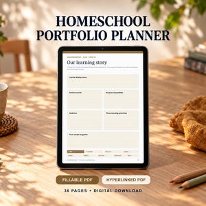 Puede incluir: Una tableta digital que muestra un planificador de portafolio de educación en casa con una página titulada Our learning story. La interfaz incluye secciones rellenables para el nombre del alumno, periodo, propósito y prioridades.
