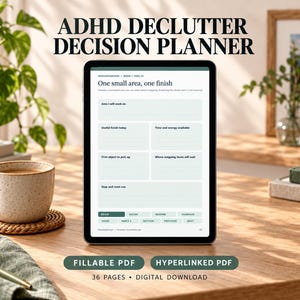 Op de afbeelding: Een digitale tablet met een ADHD Declutter Decision Planner met secties voor gebied, afwerking, tijd, energie en objecten. Het scherm toont tekst waaronder One small area, one finish, fillable PDF, hyperlinked PDF en 36 pages digital download.