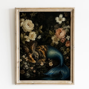 Può includere: Una stampa artistica incorniciata raffigurante una creatura con la testa e la parte superiore del corpo di un coniglio marrone e la parte inferiore di una coda di pesce blu. La creatura è circondata da uno sfondo scuro pieno di fiori bianchi, crema e pesca.