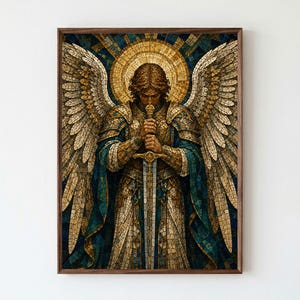 Può includere: Una stampa artistica da parete incorniciata in stile mosaico raffigurante un angelo con grandi ali piumate, che indossa un'armatura dorata e blu ornata. La figura tiene una spada con entrambe le mani davanti al petto, su un alone dorato circolare.
