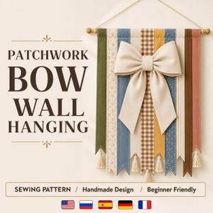 Op de afbeelding: Een wandhanger met een grote crèmekleurige stoffen strik gecentreerd over verticale stoffen stroken in diverse kleuren en patronen, waaronder bruin gingham, bloemenprints en effen tinten, afgewerkt met kleine kwastjes aan de onderkant.