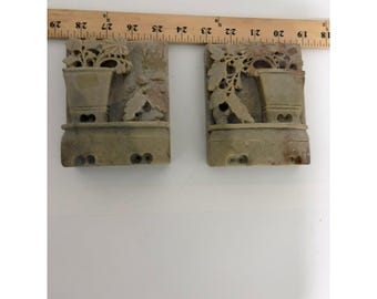 Par de sujetalibros o paneles decorativos antiguos de esteatita tallada de 4x5