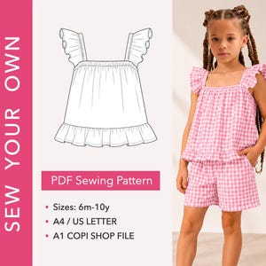 Puede incluir: Un patrón de costura en PDF para un conjunto infantil de dos piezas que incluye una blusa de cuadros vichy rosa y blanco con mangas de volante y dobladillo con volantes, junto con pantalones cortos a juego. El texto dice SEW YOUR OWN, PDF Sewing Pattern, Sizes: 6m-10y.