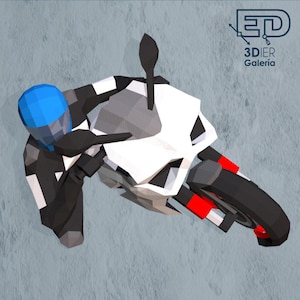 Puede incluir: Una ilustración digital low-poly de un motociclista con casco azul y equipo negro y blanco, montando una motocicleta blanca con detalles rojos. La imagen incluye el texto ED 3DIER Galería en la esquina superior derecha.