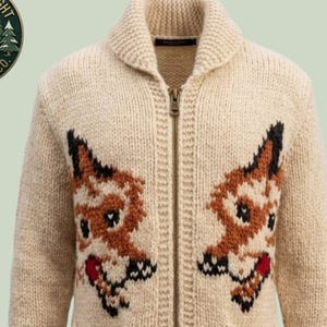 Peut inclure: Un cardigan zippé en tricot épais de couleur crème avec un col châle et deux poches avant. Le vêtement présente un motif intarsia répétitif de visages de renard stylisés dans des tons marron, noir et rouge, avec de petites empreintes de pattes.