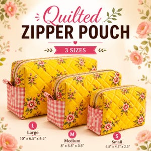 Könnte beinhalten: Drei gesteppte Reißverschlusstaschen in Gelb mit rosa Blumenmuster und rosa Vichy-Karo-Seitenteilen. Text: Quilted Zipper Pouch 3 Sizes. Maße: Groß 25,4 x 16,5 x 11,4 cm, Mittel 20,3 x 14 x 8,9 cm, Klein 16,5 x 11,4 x 6,4 cm.