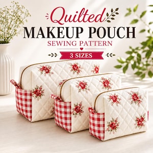 Op de afbeelding: Drie doorgestikte make-uptasjes in afnemende maten, gemaakt van crèmekleurige stof met een rood rozenpatroon en een rood-wit geblokte onderkant. De tekst luidt Quilted Makeup Pouch Sewing Pattern 3 Sizes met decoratieve accenten.