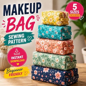 Puede incluir: Una pila de cinco neceseres rectangulares de varios colores, incluyendo amarillo, azul cerceta, coral, verde claro y azul marino, todos con un estampado floral de margaritas blancas, asas laterales y cremalleras. Incluye el texto MAKEUP BAG SEWING PATTERN.