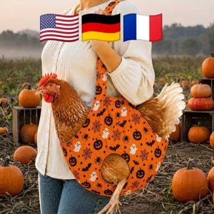 Könnte beinhalten: Eine orangefarbene Hühnertrage aus Stoff mit einem wiederkehrenden Muster aus schwarzen Kürbissen, weißen Geistern, schwarzen Spinnen und Spinnennetzen. Die Trage verfügt über eine runde Öffnung für die Beine und einen Schultergurt.