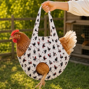 Peut inclure: Un sac fourre-tout en tissu blanc orné d'un motif répétitif de petits poulets noirs et rouges. Le sac possède deux anses et une ouverture circulaire en bas, avec une poule brune vivante placée à l'intérieur, tête et queue visibles.