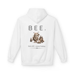 Könnte beinhalten: Ein weißer Kapuzenpullover mit einer Grafik auf der Rückseite. Die Grafik zeigt eine Comic-Biene mit Hut und Brille an einem Lagerfeuer und Zelt, mit dem Text BEE. darüber und dem Text bee wild . camp happy . mit einem Herz darunter.