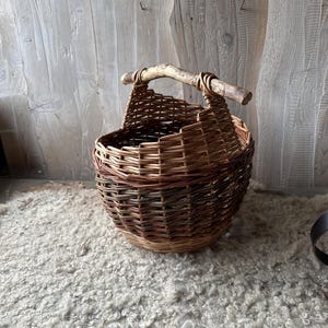 Rund liten tändvedskorg med pinnehandtag bild 3