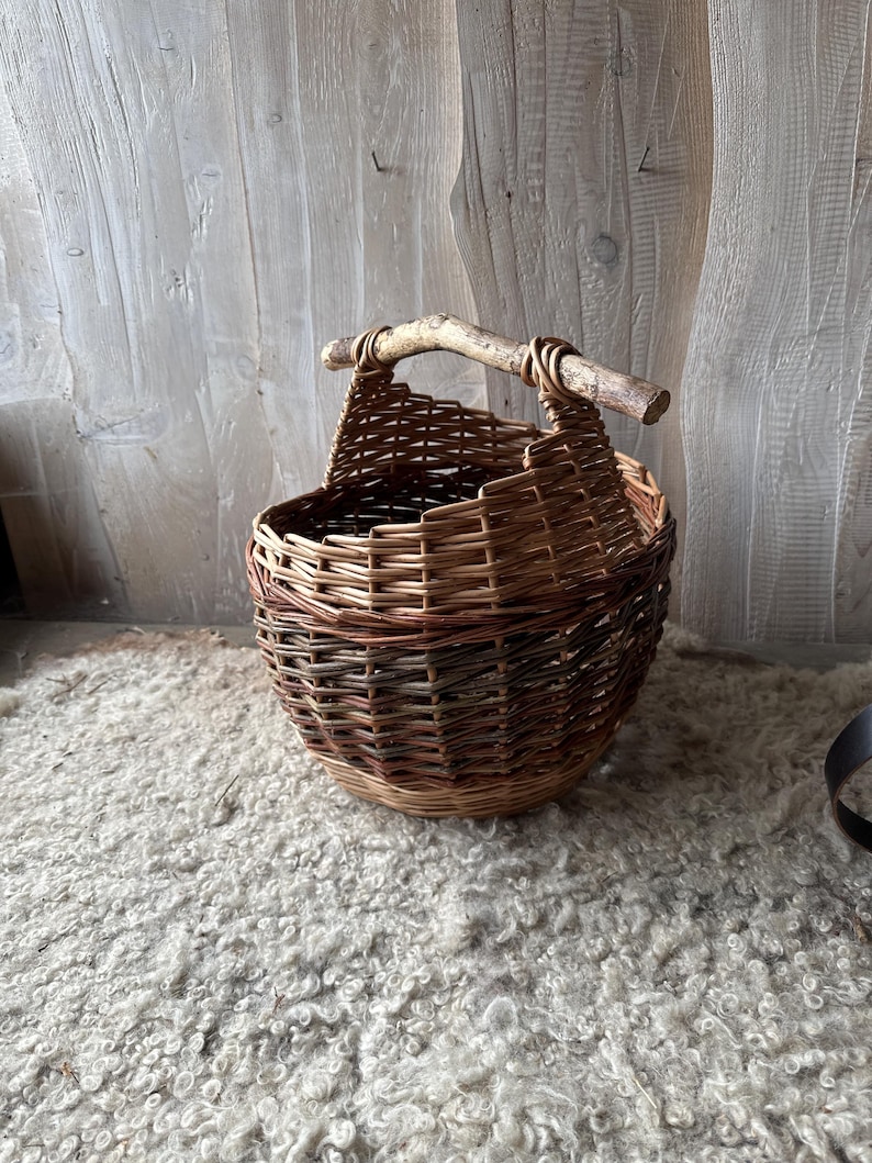 Rund liten tändvedskorg med pinnehandtag bild 3