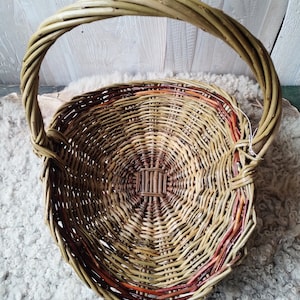 Cesta para recoger flores, tejida con sauce escocés.