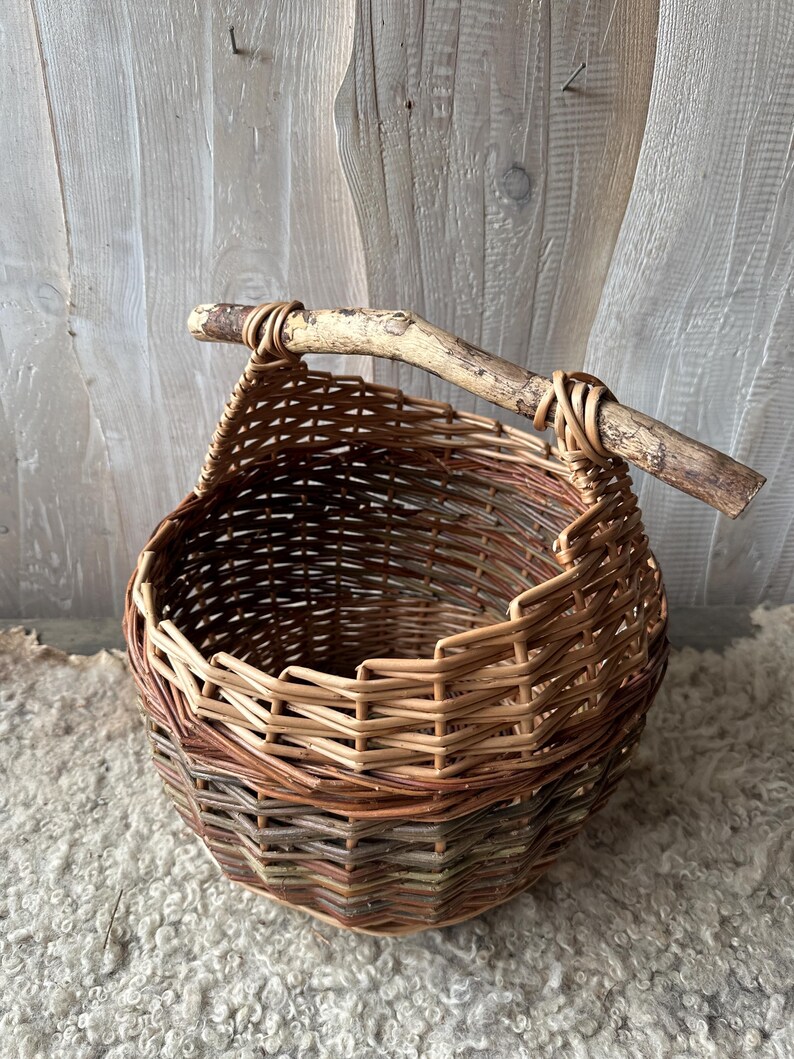 Rund liten tändvedskorg med pinnehandtag bild 2