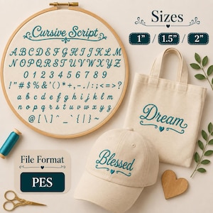 Könnte beinhalten: Ein Stickmuster-Set mit einem Schreibschrift-Alphabet, Zahlen und Symbolen in blaugrünem Garn auf einem runden Holzrahmen. Enthält eine beige Stofftasche mit dem Wort Dream und eine beige Baseballkappe mit dem Wort Blessed, beide in Blaugrün bestickt. Größen 1", 1,5" und 2" sind mit dem Dateiformat PES angegeben.