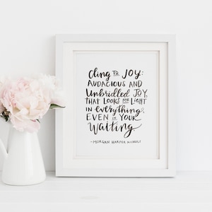 Morgan Harper Nichols Zitate - Cling to Joy auch in deinem Warten; Minimalistische Positive Zitate, Inspirierende Zitate; handgeschriebenes Aquarell