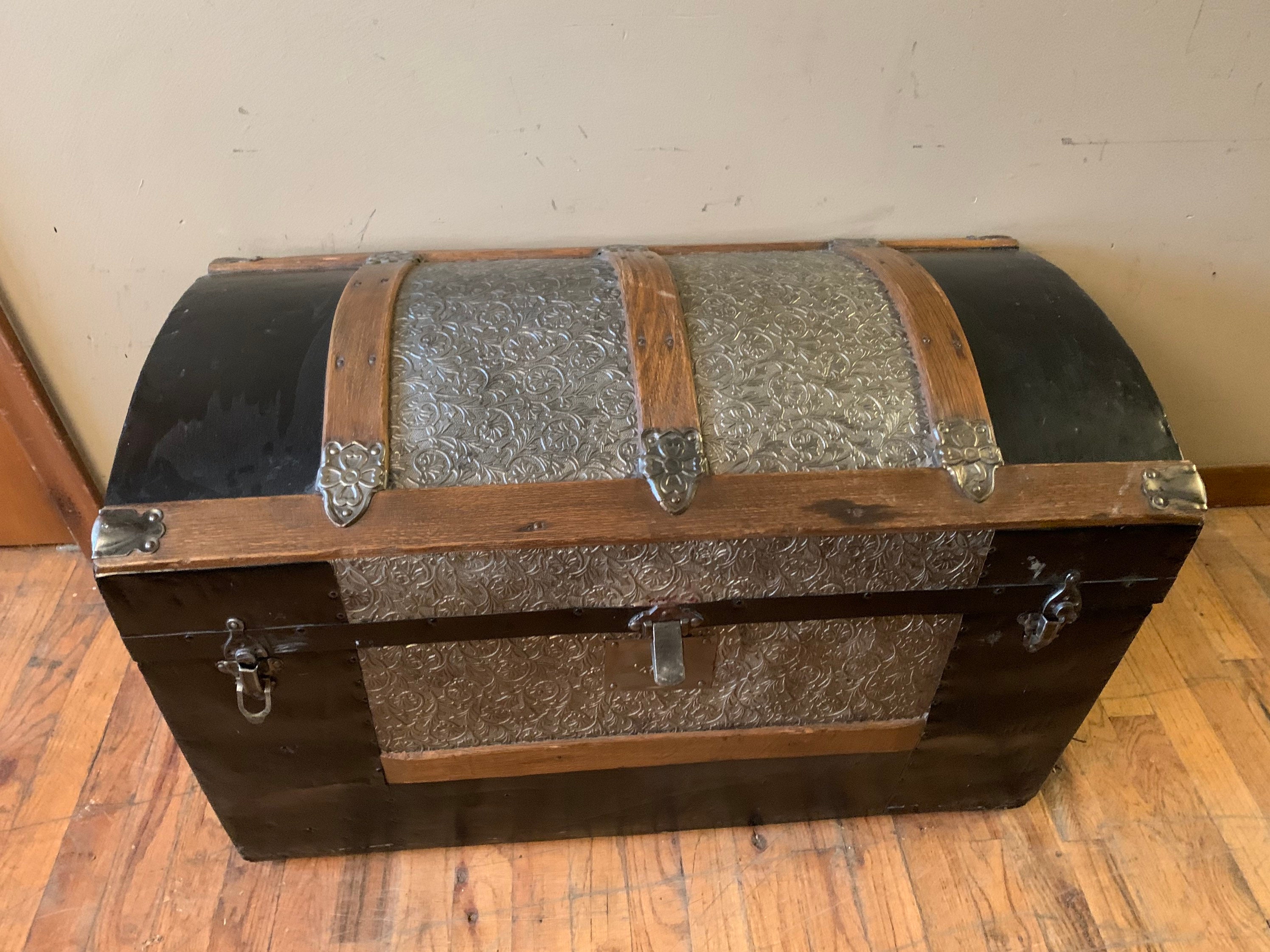 steamer trunk tin, Large Antique Steamer Trunk Coffee Table Flat Top  Slatted Wood and