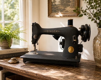 Máquina de coser Singer antigua, máquina de coser vintage, máquina de coser antigua, máquina de coser antigua en funcionamiento, máquina de coser antigua negra