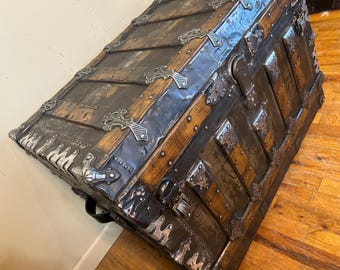 Trunk Chest, Steamer Trunk, Treasure Chest,  Storage Chest,  Vintage Chest Coffee Table Antique Travel Trunk Refurbished Antique Trunk, Gift