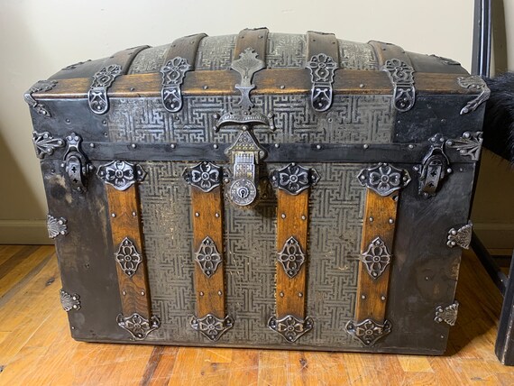 antique steamer trunk close-up