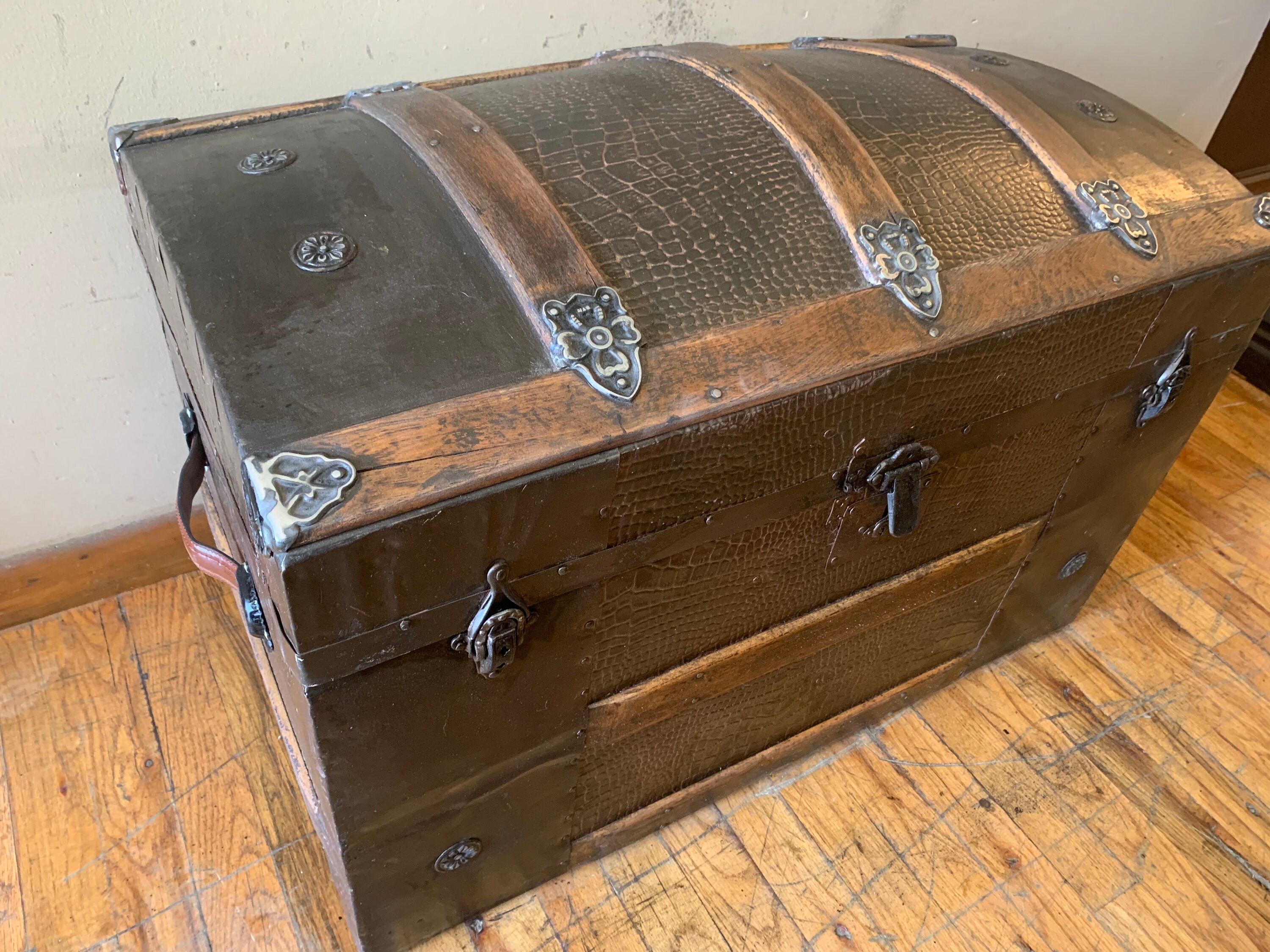 Lot 300 - A FAUX CROCODILE SKIN LEATHER STEAMER TRUNK