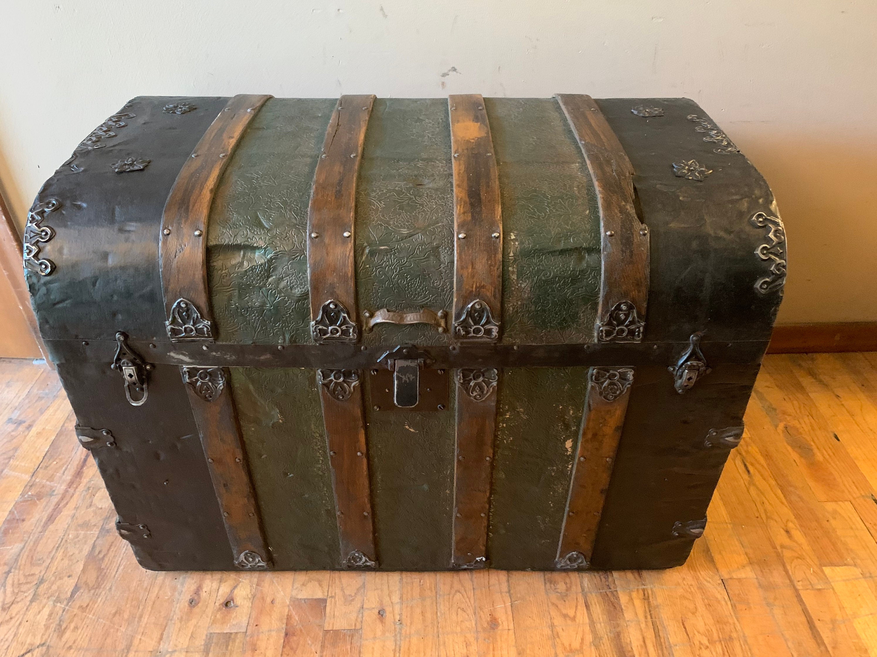 steamer trunk tin, Large Antique Steamer Trunk Coffee Table Flat Top  Slatted Wood and