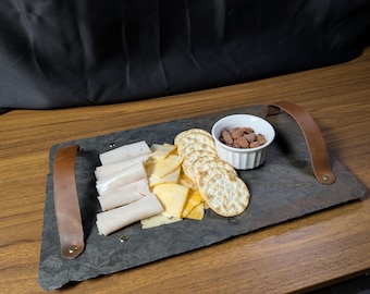 Serveerschaal van natuursteen met leren handgrepen | Handgemaakte charcuterieplank | Rustieke kaasplank | Cadeau voor een housewarming | Serveerschaal