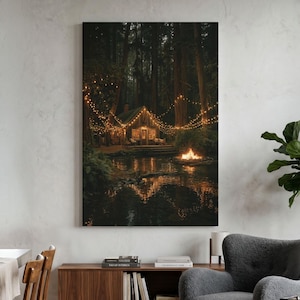 Peut inclure: Une impression d'art mural verticale représentant une petite cabane nichée dans une forêt sombre la nuit. La cabane est éclairée par des guirlandes lumineuses chaudes drapées dans les arbres, avec un feu de camp brillant près de l'eau.