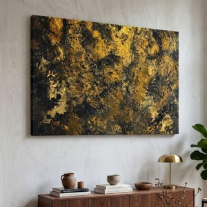 Peut inclure: Une toile murale rectangulaire présentant une texture empâtée épaisse avec un mélange dramatique de peinture noire profonde et dorée métallique. La composition abstraite affiche des coups de pinceau épais créant une surface rugueuse en relief.