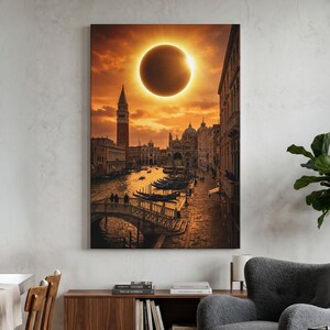 Könnte beinhalten: Ein vertikaler Wandkunstdruck, der eine venezianische Kanalszene bei Sonnenuntergang mit einer großen Sonnenfinsternis am orangefarbenen Himmel zeigt. Das Bild enthält eine Steinbrücke, Gondeln auf dem Wasser, historische Gebäude und einen Glockenturm.