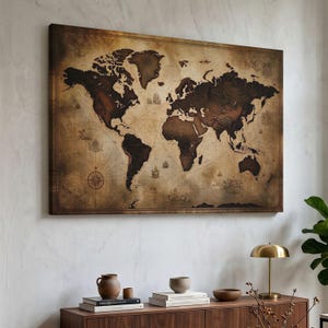 Op de afbeelding: Een rechthoekig wandkunstwerk met een wereldkaart in vintage-stijl met donkerbruine landmassa's tegen een sepia-kleurige achtergrond. De kaart bevat ingewikkelde navigatielijnen, illustraties van zeilschepen en decoratieve kompasrozen.