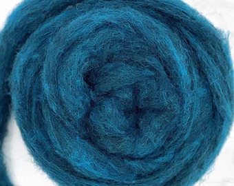 Puede incluir: Primer plano de una lana merino de color turquesa, enrollada firmemente. La lana tiene una textura suave y esponjosa y es de un tono turquesa vibrante. La fibra está enrollada firmemente, creando una apariencia densa y texturizada.