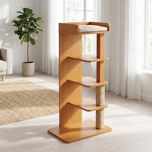 Könnte beinhalten: Ein hoher, hellbrauner Katzenbaum aus Holz mit vier abgestuften Plattformen und einem oberen Ruheplatz mit einem weichen, cremefarbenen Kissen. Die Struktur enthält zwei vertikale, mit Sisal umwickelte Kratzstämme zwischen den Ebenen.