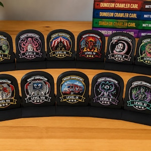 Könnte beinhalten: Elf schwarze, bogenförmige Präsentationsschilder mit dem Branding der Borant Corporation und einzigartigen Illustrationen für die Level I bis XI. Jedes Schild zeigt eine Levelnummer, drei Sterne und eine individuelle Grafik, darunter Monster, ein Fahrzeug und ein Roboter.