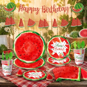 Può includere: Un set per feste a tema anguria con striscione Happy Birthday, piatti grandi e piccoli, bicchieri e tovaglioli. Gli articoli presentano motivi di polpa rossa con semi neri e buccia verde. Alcuni pezzi riportano la scritta Happy Birthday.