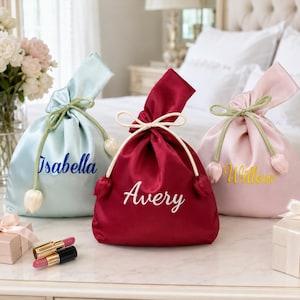Bolso de satén personalizado con forma de tulipán, cartera de mano de seda bordada con nudo japonés, neceser floral con monograma y cordón ajustable, bolso de noche de seda, regalo para damas de honor