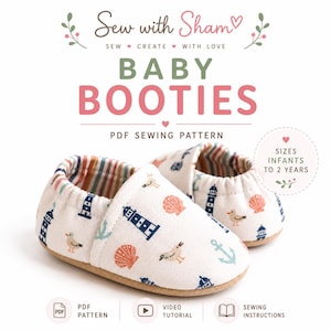 Peut inclure: Un patron de couture PDF pour chaussons de bébé par Sew with Sham, avec un motif nautique de phares, mouettes, ancres et coquillages sur tissu blanc. Le patron inclut un tutoriel vidéo et des instructions pour nourrissons jusqu'à 2 ans.