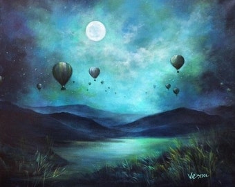 Puede incluir: Una pintura de un cielo nocturno con luna llena y globos aerostáticos. El cielo es de un azul profundo con un toque de verde, y la luna es de un blanco brillante. Los globos aerostáticos están silueteados contra el cielo, y todos son de diferentes formas y tamaños.