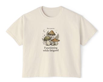 Camiseta con ilustración de setas "Funcionando a pesar del cansancio" / Camiseta cómoda con estampado de hongos en colores suaves