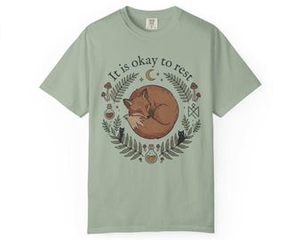 Está bien descansar. Camiseta con estampado de bosque, luna y helechos. Colores que brindan comodidad.