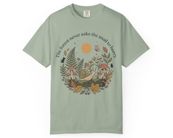 El bosque nunca le pide al caracol que se dé prisa (Camiseta / Comfort Colors)