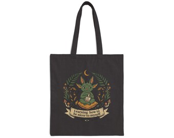 Bolso de tela con diseño de duende verde meditando / Bolso de lona con la frase "Aprendiendo a ser más amable conmigo mismo"