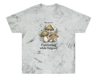 Camiseta con ilustración de seta "Funcionando a pesar del cansancio" / Colores cómodos con teñido anudado