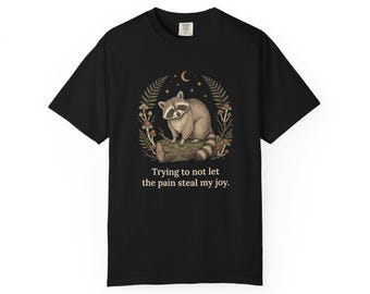Camiseta con ilustración de mapache "Intentando que el dolor no me robe la alegría" / Camiseta con estampado de animales del bosque iluminado por la luna