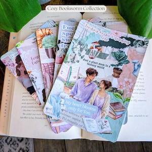 Peut inclure: Un ensemble de marque-pages rectangulaires en papier avec des illustrations en collage de plantes, de livres et de personnes. Le marque-page supérieur affiche le texte 'Tending herbs & reading lone', 'Just a plant mom in a fantasy world' et 'My heart blooms only for You'.