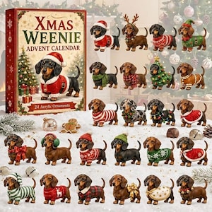 Puede incluir: Una caja de calendario de adviento Xmas Weenie con un perro salchicha vestido de Santa Claus, acompañada de 24 adornos acrílicos de perros salchicha. Cada figura muestra un perro negro y fuego con diversos atuendos y accesorios navideños.