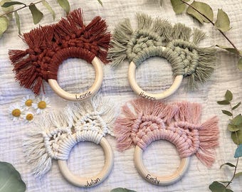 Personalisierter Makramee-Greifring "Baby-Fuchs", Personalisiertes Babygeschenk zur Geburt/Taufe mit Namensgravur, Boho Greifling/ Beißring