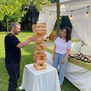 Riesiger hölzerner Kippturm, handgefertigtes Gartenspiel, großes Blockset, Familienspiel für den Garten, Naturholzspiel